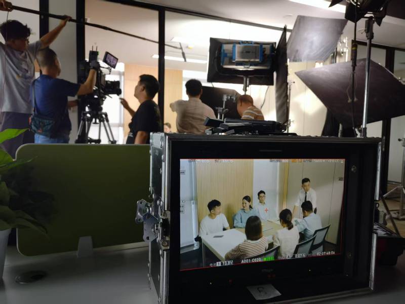 郾城区TVC拍摄公司：科技产品视觉化大师，诠释未来感与功能美学